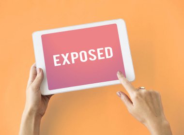 Dijital tablet kullanan kişi. 