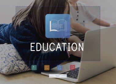 Dizüstü bilgisayar kullanan küçük kız