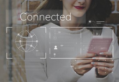 Akıllı telefon kullanan kadın