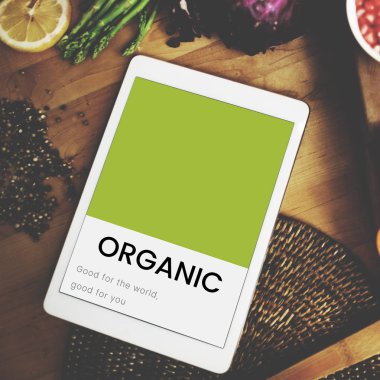  mutfak masasının üzerinde dijital tablet