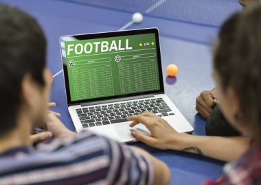 laptop karşı oturan insanlar