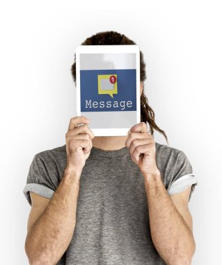  Dijital tablet kapsayan yüz tutan adam 