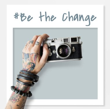 Dövmeli kişi holding kamera