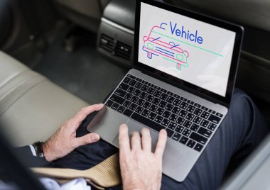 Takside laptop kullanan iş kişi