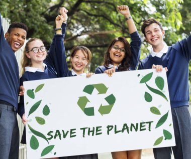 Afiş tutarak öğrenciler