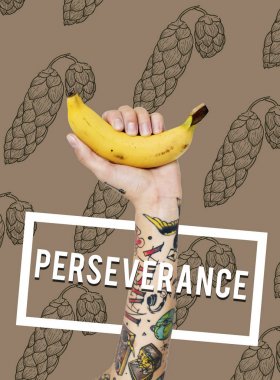 Dövmeli kişi holding muz.