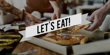 moda tasarımcıları pizza dilimleri kapma