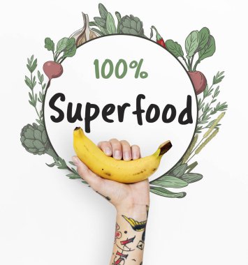 Dövmeli kişi holding muz.