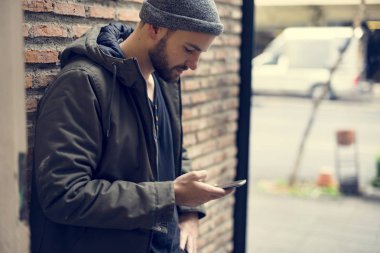 telefonu kullanan adam