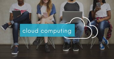 Sandalye üzerinde oturan arkadaşlar