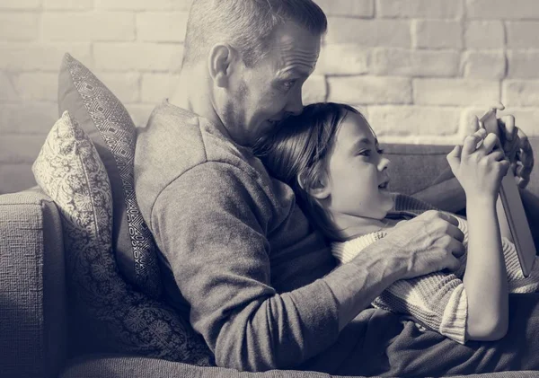 Padre e hija relajándose en el sofá — Foto de Stock