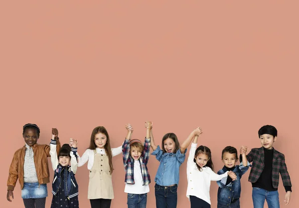 Szczęśliwy Grupa różnorodność dzieci w studio — Zdjęcie stockowe