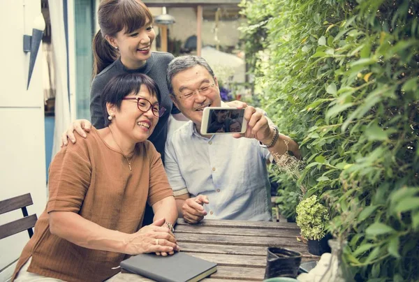 Familie macht Selfie — Stockfoto