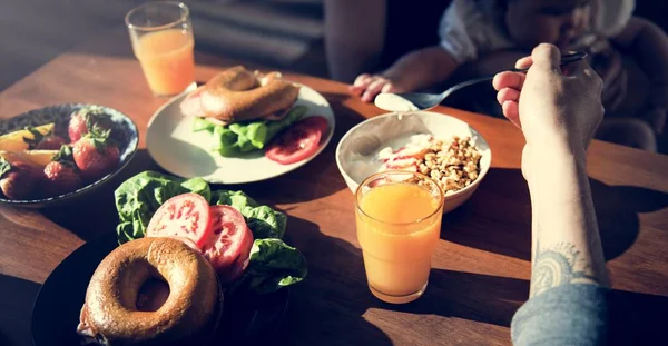 Homem comendo café da manhã à mesa — Fotografia de Stock