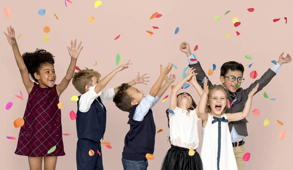 Bambini Festeggiamo con coriandoli — Foto Stock