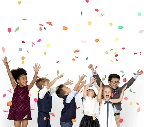 Barn firar med konfetti — Stockfoto