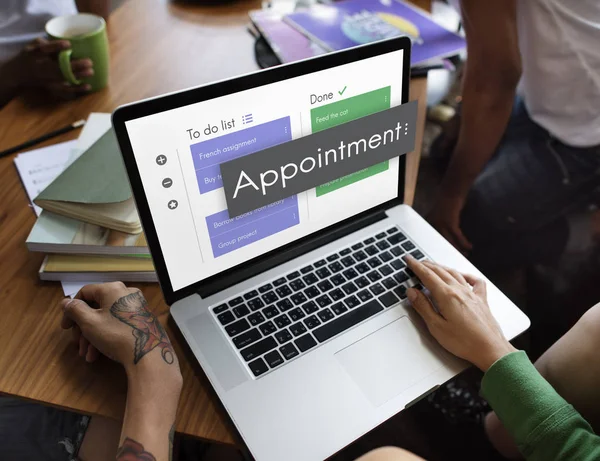 Frau benutzt Laptop in Café — Stockfoto