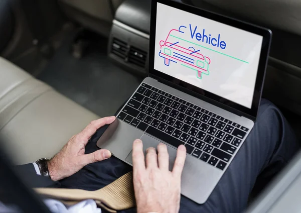 Bedrijfspersoon met laptop in de taxi — Stockfoto