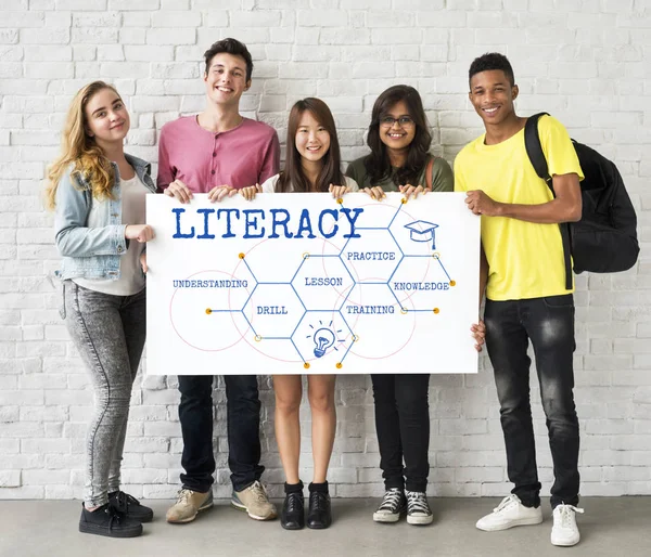 Studenten houden banner — Stockfoto