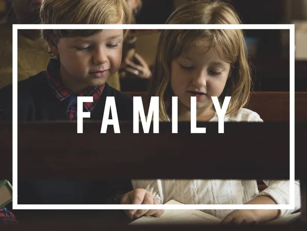 Dzieci, czytanie Biblii — Zdjęcie stockowe