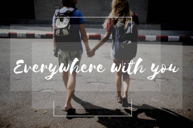 seyahat çift sokakta yürüme