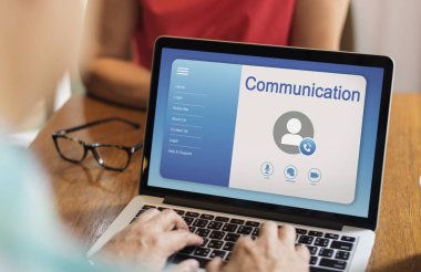 dizüstü bilgisayarda klavyede yazan adam