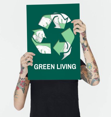 Dövmeli kişi holding afiş.