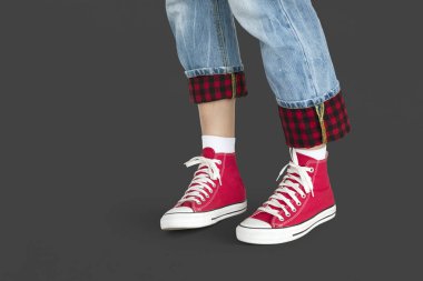 kırmızı spor ayakkabı içinde duran kadın