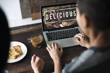 masada dizüstü bilgisayar kullanan kişiler