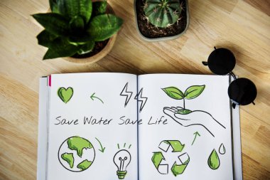 Bitkiler ile masada dizüstü bilgisayar çizimi