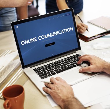 insan eli dizüstü bilgisayar kullanarak 