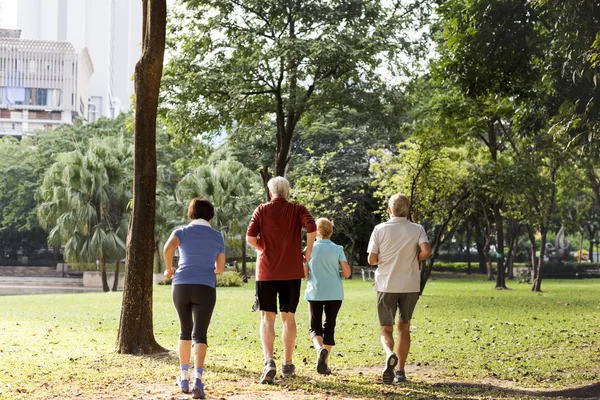 Personas mayores corriendo en el parque — Foto de Stock