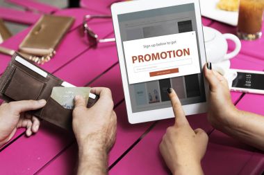 Dijital tablet kullanan kişiler