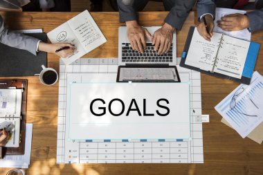 Eller iş adamları tablo üzerinde 