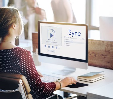 Bilgisayarda çalışan iş kadını