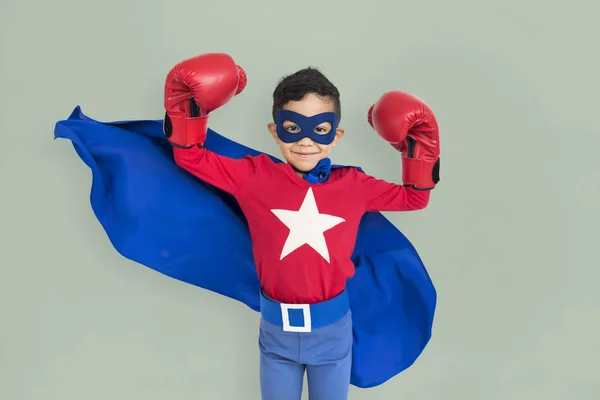 Menino vestindo traje de super-herói — Fotografia de Stock