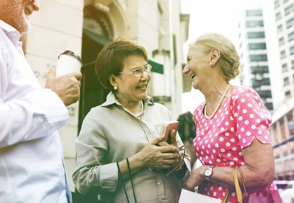 Personas mayores hablando en la calle de la ciudad — Foto de Stock