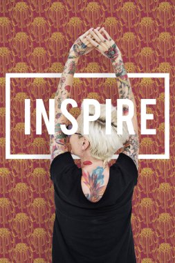 Siyah giysili dövmeli kızı.