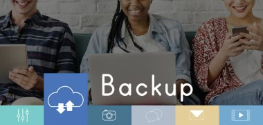 Arkadaşlar dijital cihazlar kullanarak 