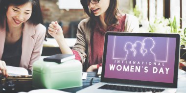  Ofiste çalışan iş kadınları