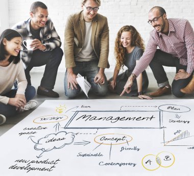 tasarımcılar poster ile çalışma 