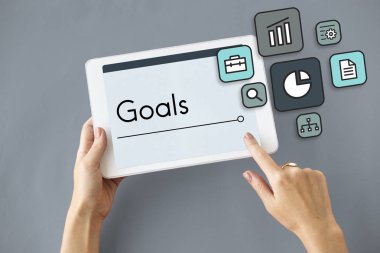 Dijital tablet kullanan kişi. 