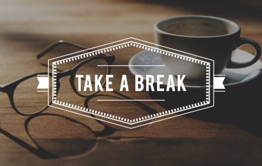 kahve fincanı ve gözlük