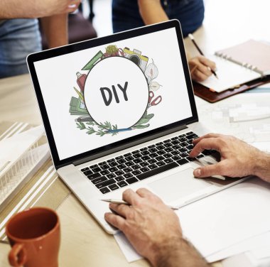 insan eli dizüstü bilgisayar kullanarak 