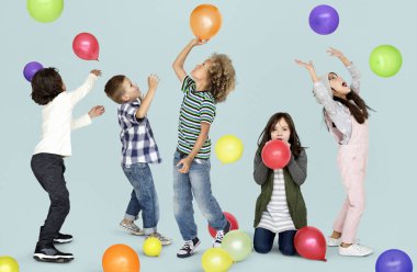çok güzel çocuk balon ile oyun