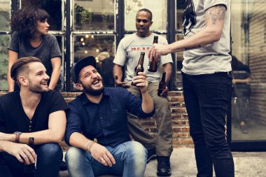 Bira içen arkadaşlar