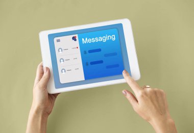 kişi holding dijital tablet