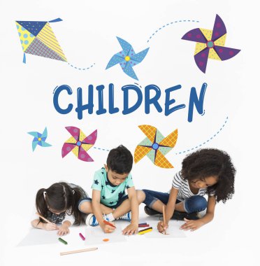 kağıtlara çizim çocuklar