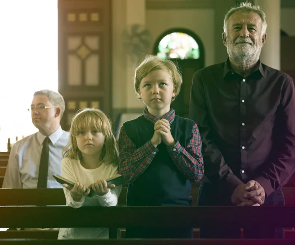 Dzieci, modlitwa w kościele — Zdjęcie stockowe