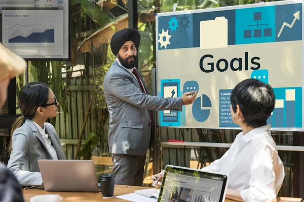 Mensen uit het bedrijfsleven hebben ontmoeting met discussie — Stockfoto